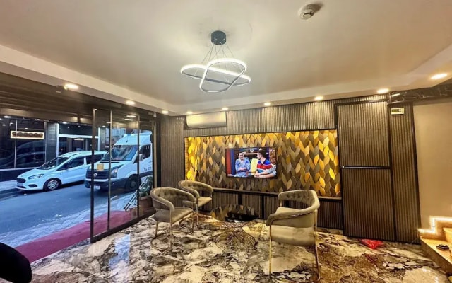 Отель Crowned Exclusive