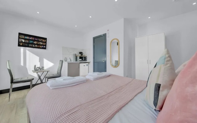 Immaculate 1-bed Studio in Feltham Heathrow London