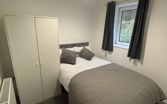 Shawforth - 2 Beds - Sleeps 4 - Street Parking
