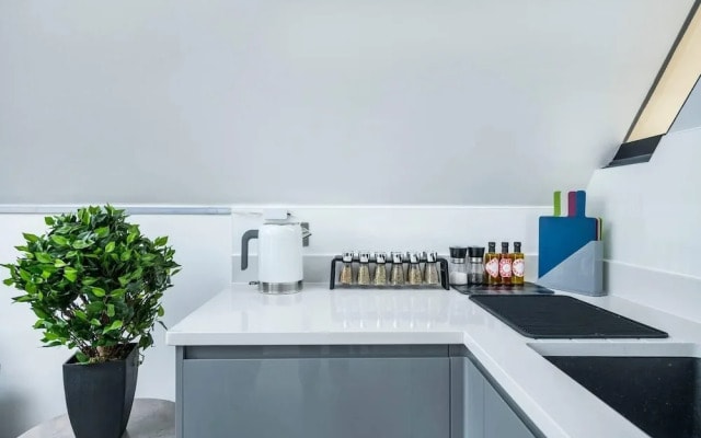 Stylish 2BR Whitechapel Flat with City Views