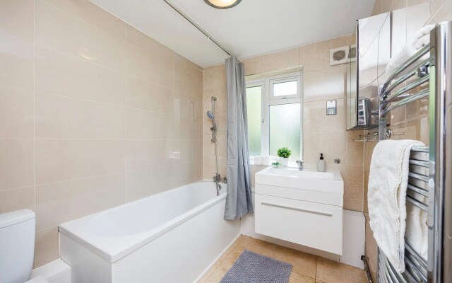 Convenient and Stylish 2-Bed Apartment in Croydon