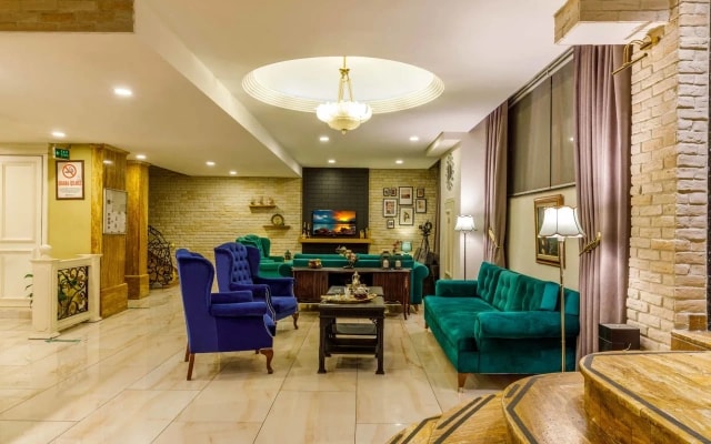 Hotel Golden Crown