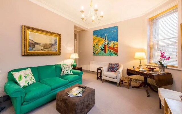 Traditional British 1 Bed Beside Battersea Park