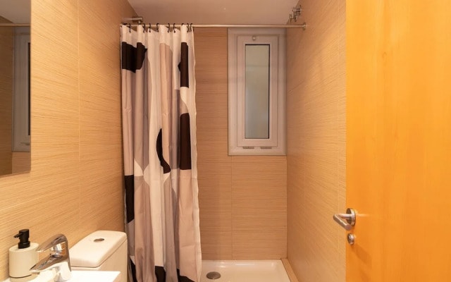 Modern Apartment Near Pl Espa a