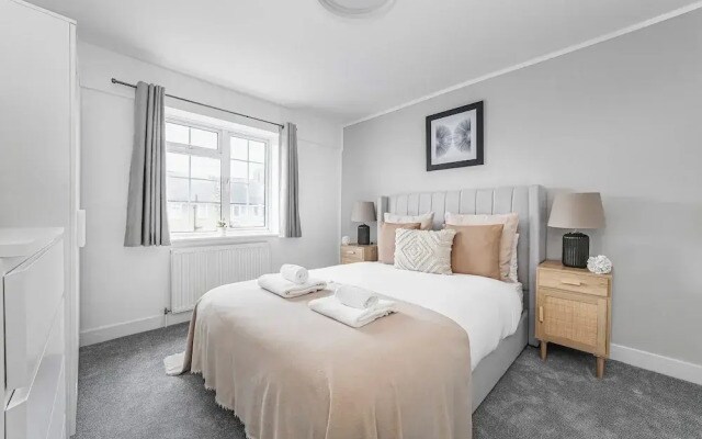 Spacious Room In Morden
