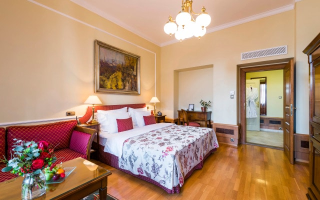 Golden Well Hotel