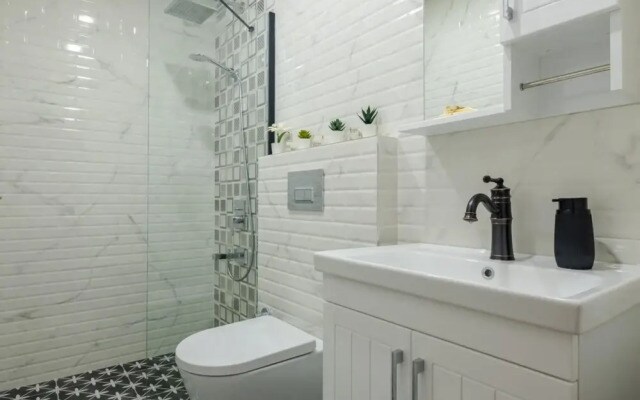 Spectacular Flat Near Bull Statue in Kadikoy