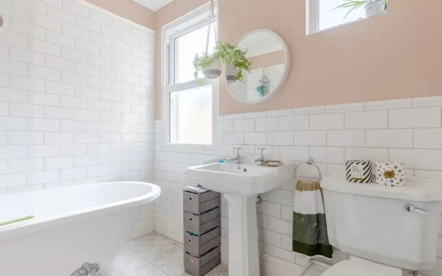 Spacious 2 Bedroom Home in Lewisham