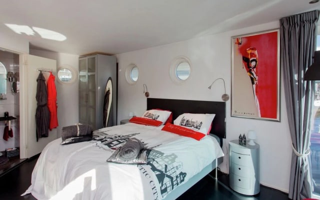 A Bed & Breakfast on a Splendid Houseboat