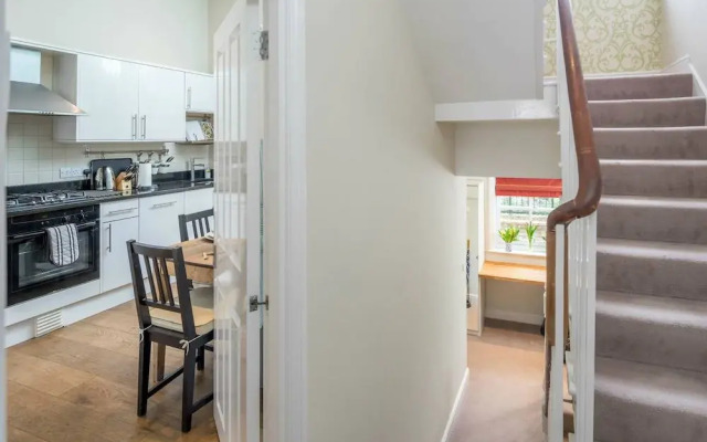 Bright Flat for 6, Near Victoria and Warwick sq