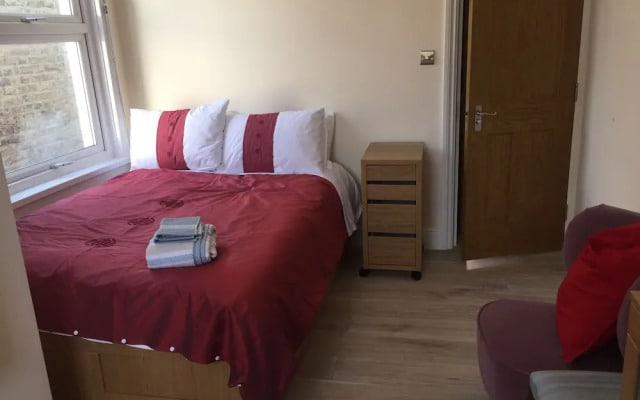 Inviting 6-bed House in London