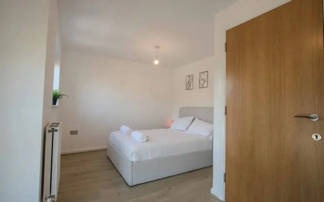 Modern 2-bed House In Swinton - Private Parking