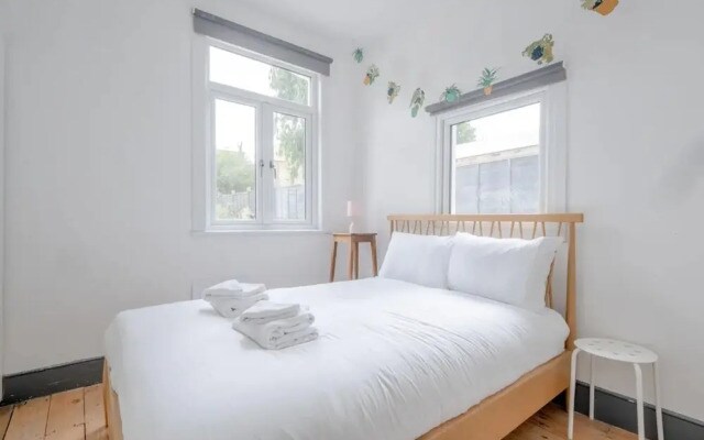 Lovely 3 Bedroom Apartment in Clapton With Garden