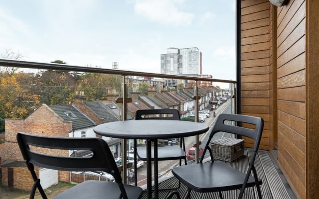 Premium 2 Bed Flat near Colindale Station