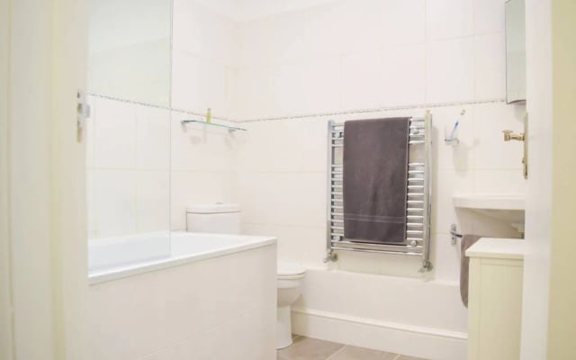Modern Designer London Studio Flat With Patio