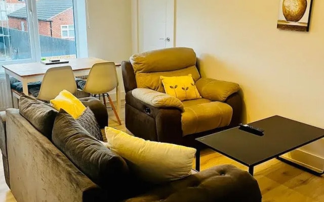 2 Bed Flat - Sleeps 8 - Pets - Garden - Parking