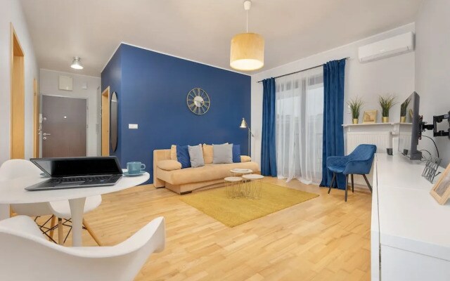 Gold & Blue Apartment Warsaw by Renters