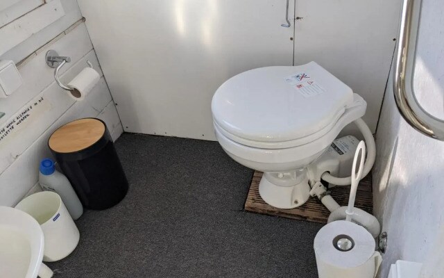 Gemütliches Hausboot mit Kamin in Berlin