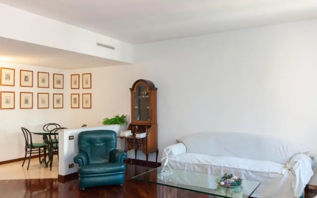 Dora Trevi Apartment