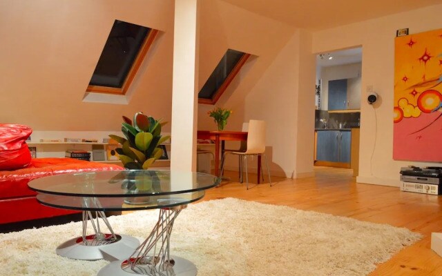 Stunning and Arty Penthouse Flat near Borough Mark