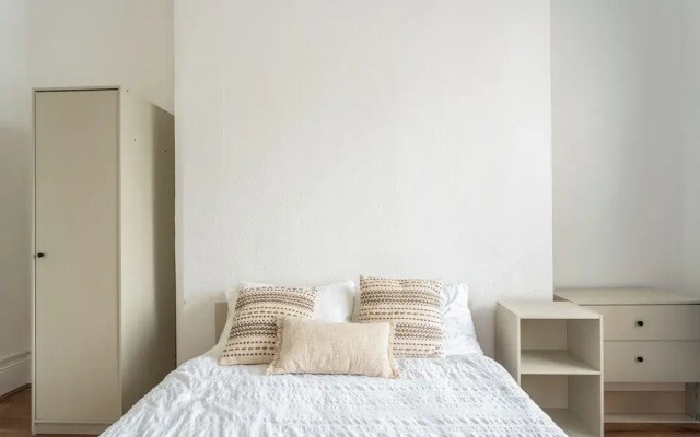 London Oasis - Modern 3 Bedroom Apartment