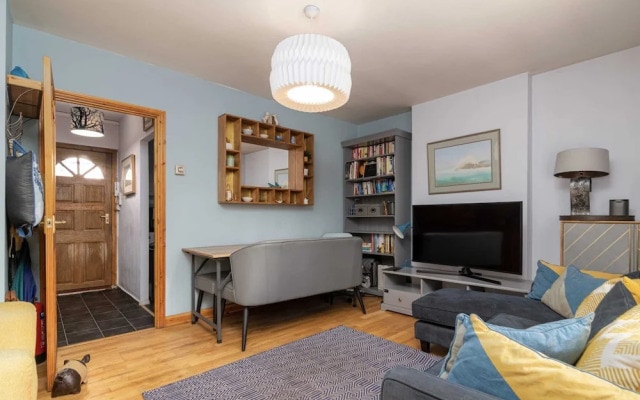 Charming 1BR Highbury Flat With Balcony