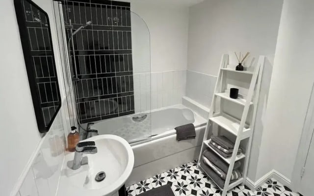 Sleeps 4 With Ensuite and Free Parking