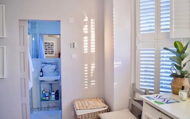 5 Bedroom Family Home in Acton