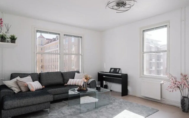 Modern 1BR Apartment with Balcony