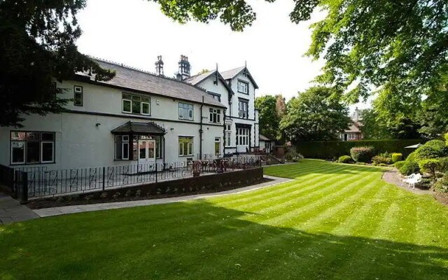 Erlscote and Lyndhurst Apartments