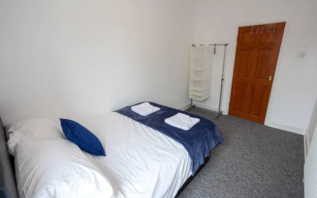 4 Bed House, Sleeps 9, Free Parking