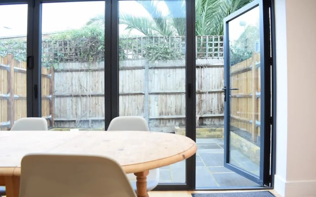 3 Bedroom Garden House in Earlsfield