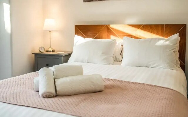 Spacious 1Br Flat In Wanstead: Garden & Comfort