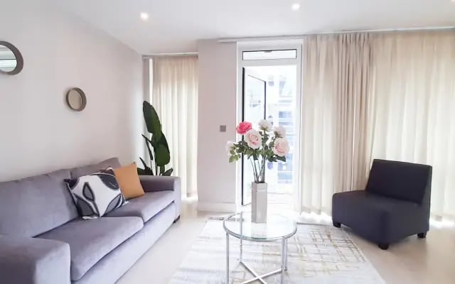 Luxurious Two Bed Two Bath with Balcony in Angel