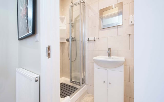 Charming Central London Retreat by Frankie Says