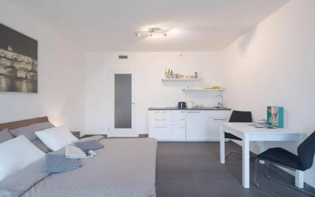 Bright studio, 10min to the Centre, free Netflix