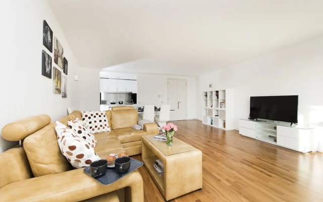 Modern 2BR Flat with Thames River View