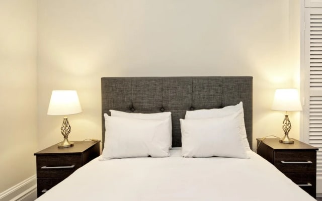 Historic Whitehall Flat in SW1 by Underthedoormat, London