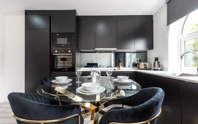 Luxurious 2 Bedroom Apartment - Free Parking