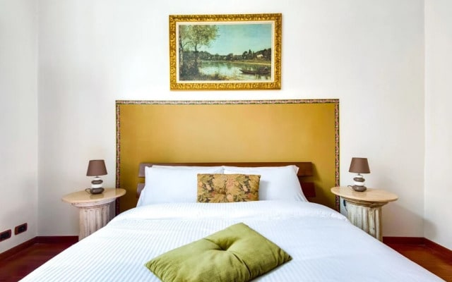 Large and Charming Flat Near Termini