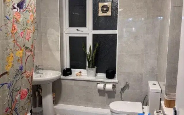 Charming Guest Room in Morden with Modern Amenities