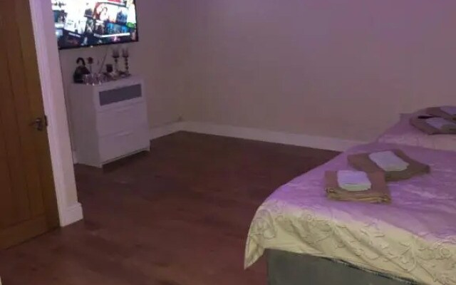 BIG ROOM rusholme WITH TV AND PRIVATE BATHROOM-parking&wifi