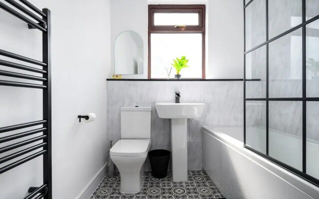 Beautiful 2 Bedroom House in Atherton Free Parking