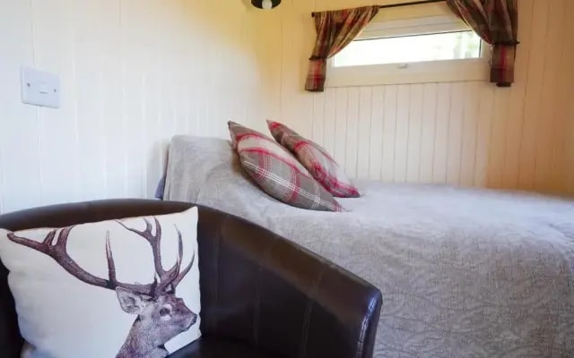The Laburnum Retreat Shepherd Hut private hot Tub