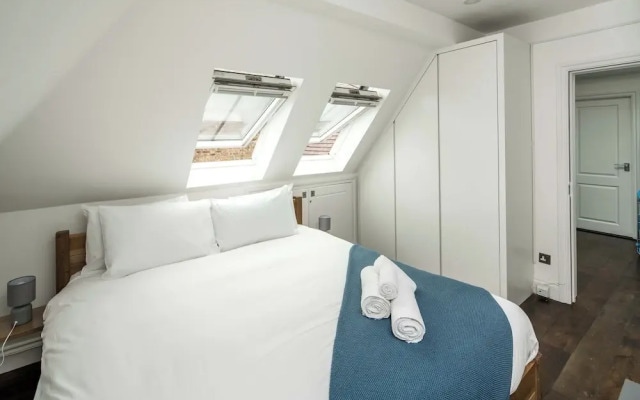 Sleek and Stylish 1BD Apt w/ Balcony, Hammersmith
