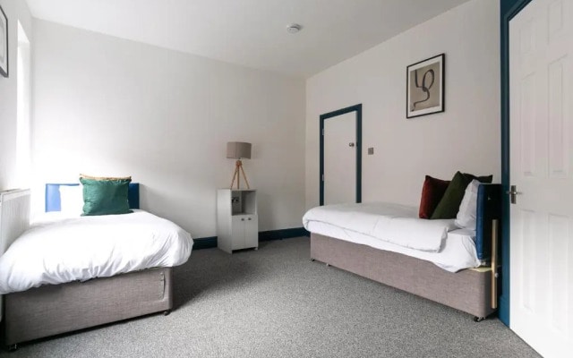 Contractor & Leisure & En-Suite Bathrooms & Free Parking