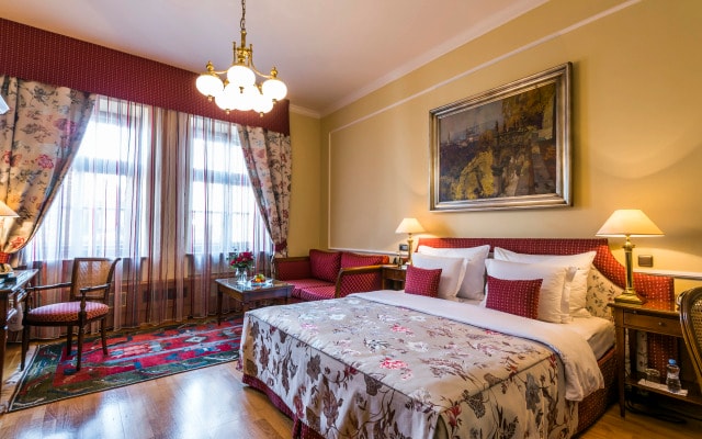 Golden Well Hotel