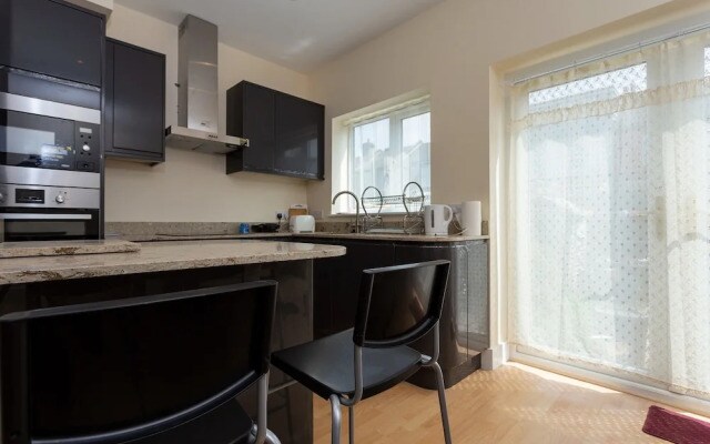 2 Bedroom House In Tooting With Garden