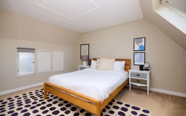 The Holland Park Crib - Classy 2bdr House