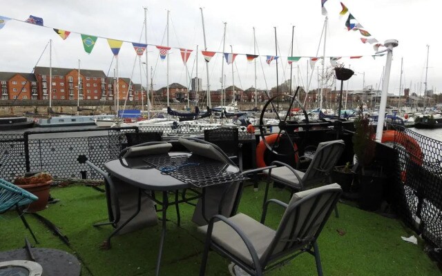 Luxury Waterfront Houseboat - Perfect for Large Groups